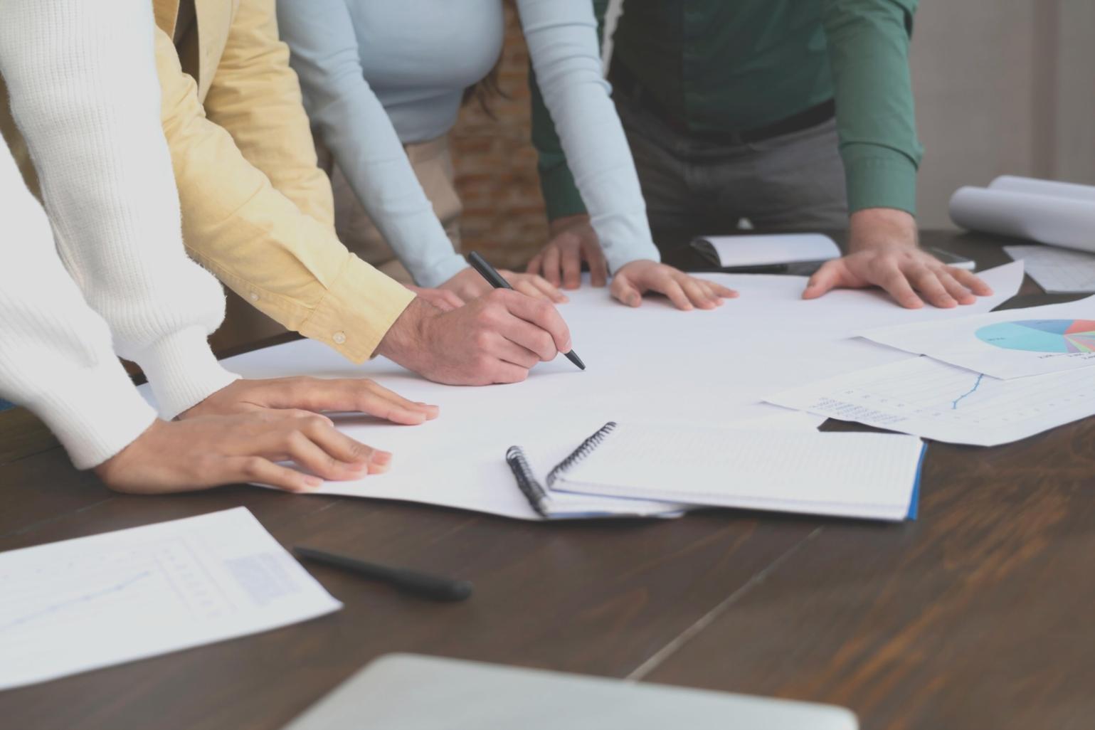 Equipo profesional revisando propuestas de inversión en sala de juntas